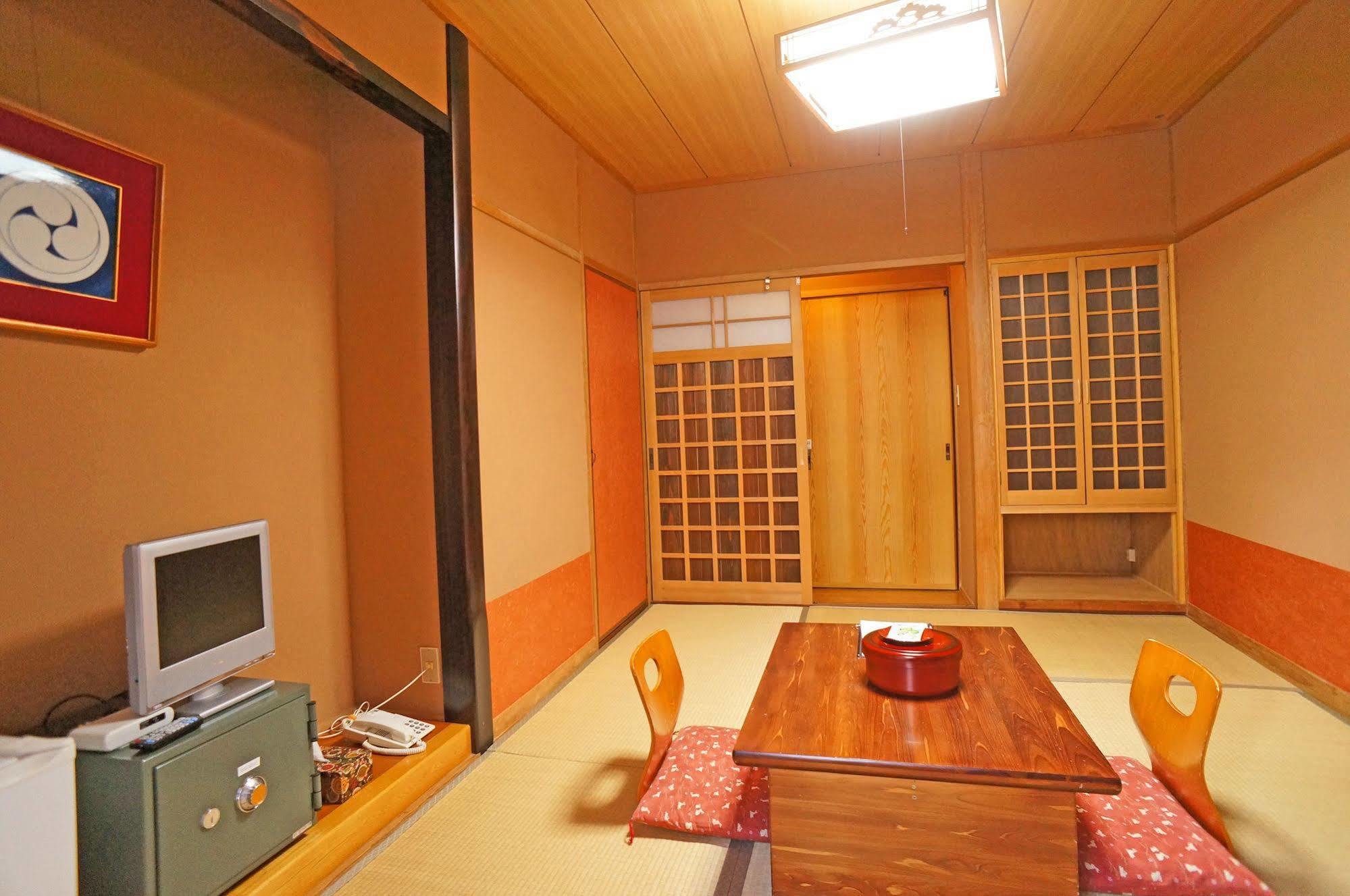Ban-Ya Hot Spring Inn Юфу Экстерьер фото